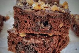 Ballı kakaolu brownie: kitapçığın 19. sayfasındaki yemek görseli