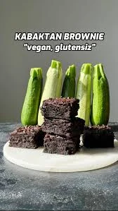 Islak kabak brownie: kitapçığın 21. sayfasındaki yemek görseli